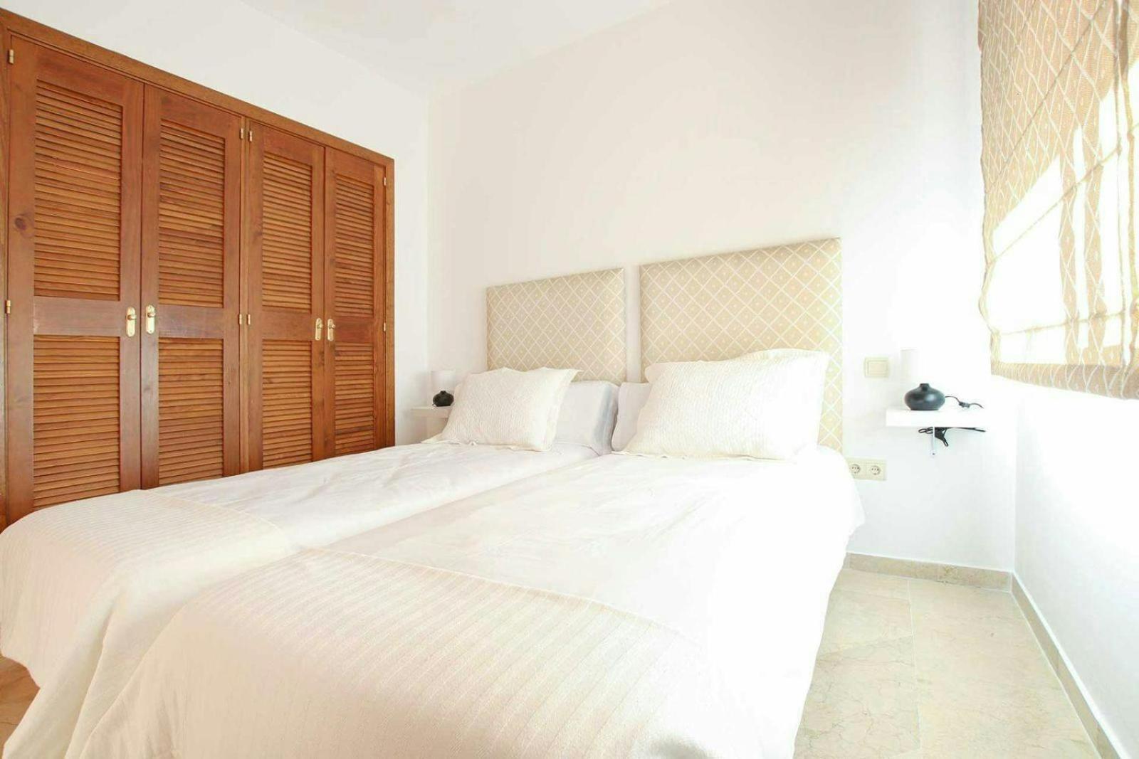 Апартаменты Piso 4 Hab. - Elviria Playa Марбелья Экстерьер фото