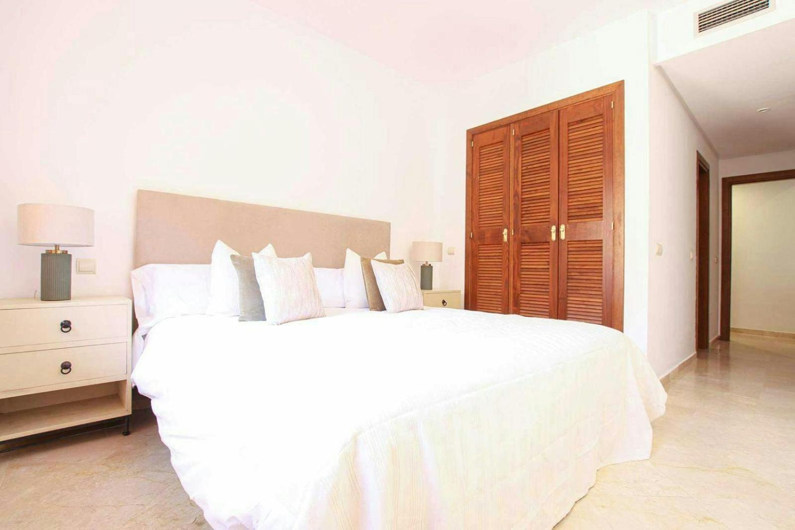 Апартаменты Piso 4 Hab. - Elviria Playa Марбелья Экстерьер фото