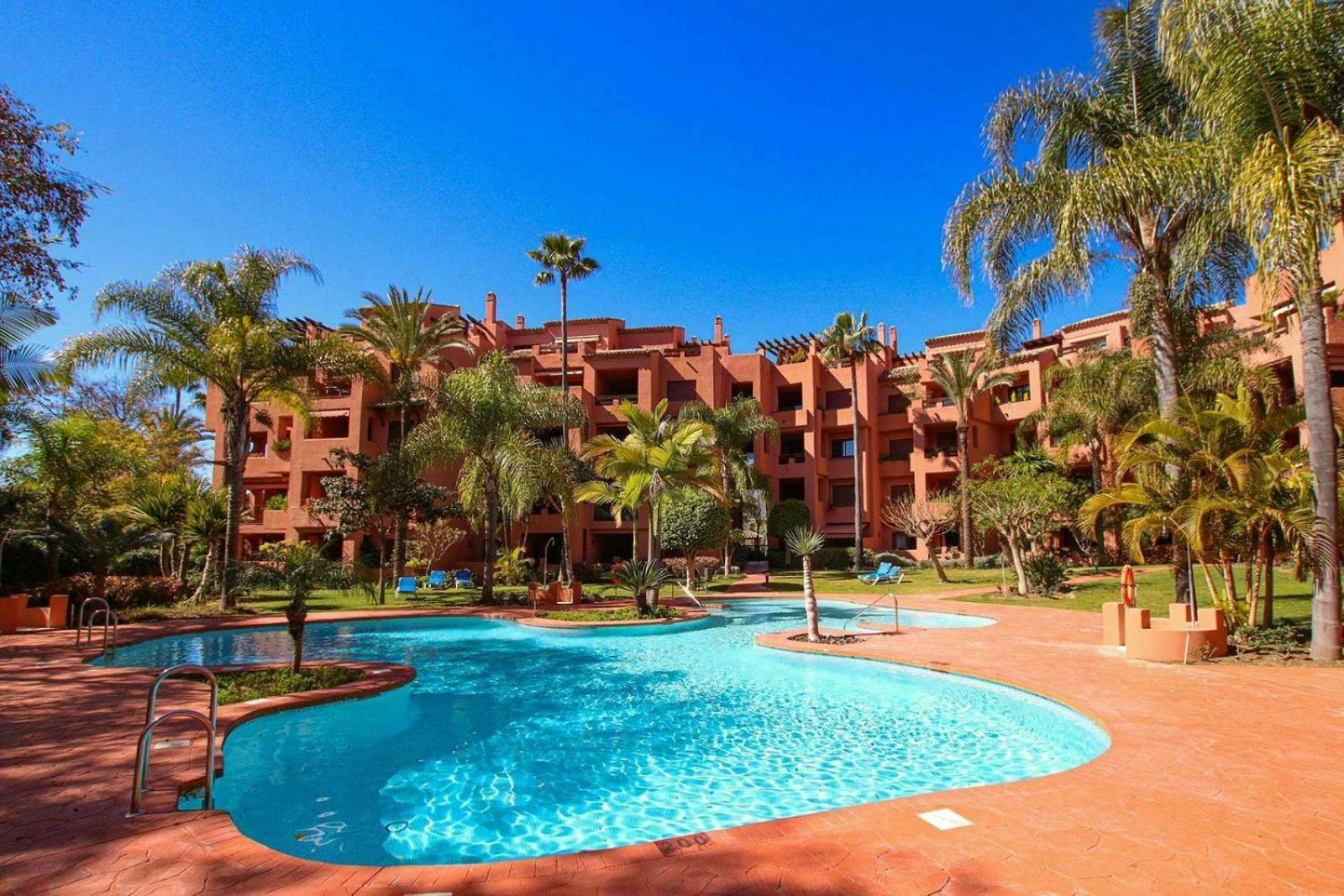 Апартаменты Piso 4 Hab. - Elviria Playa Марбелья Экстерьер фото
